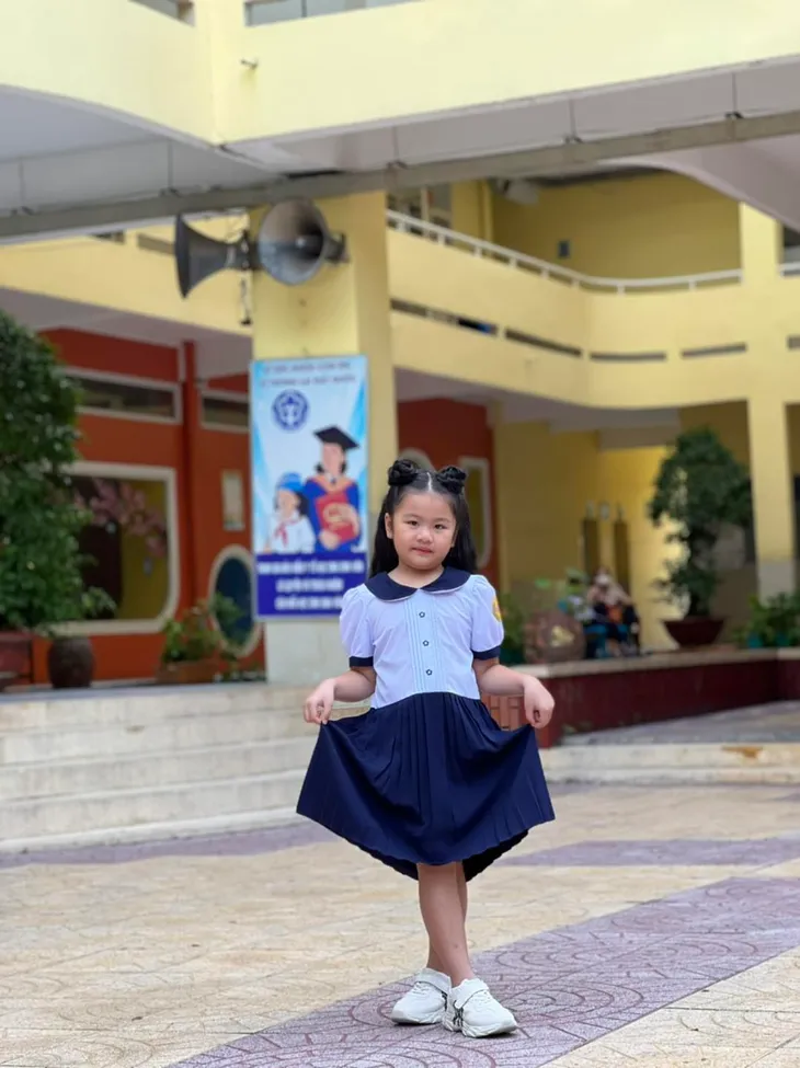 Ngày khai giảng, sao Việt nô nức đưa con tựu trường - Ảnh 4.