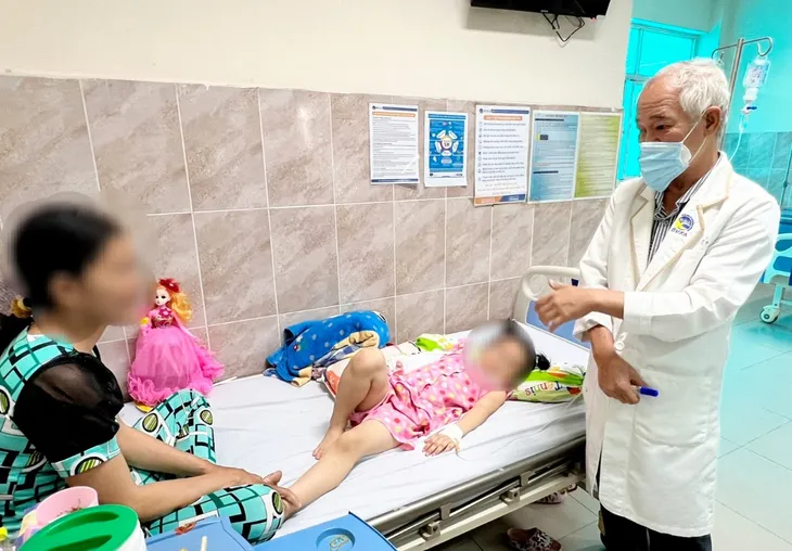 Bé gái 5 tuổi mắc bệnh khớp giả bẩm sinh 2 xương cẳng tay cực hiếm gặp - Ảnh 2. Bé gái 5 tuổi mắc bệnh khớp giả bẩm sinh 2 xương cẳng tay cực hiếm gặp - Ảnh 2.