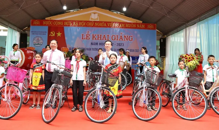 Thường trực Ban Bí thư Võ Văn Thưởng dự Lễ khai giảng năm học 2022-2023 tại Hòa Bình - Ảnh 2. Thường trực Ban Bí thư Võ Văn Thưởng dự Lễ khai giảng năm học 2022-2023 tại Hòa Bình - Ảnh 2.