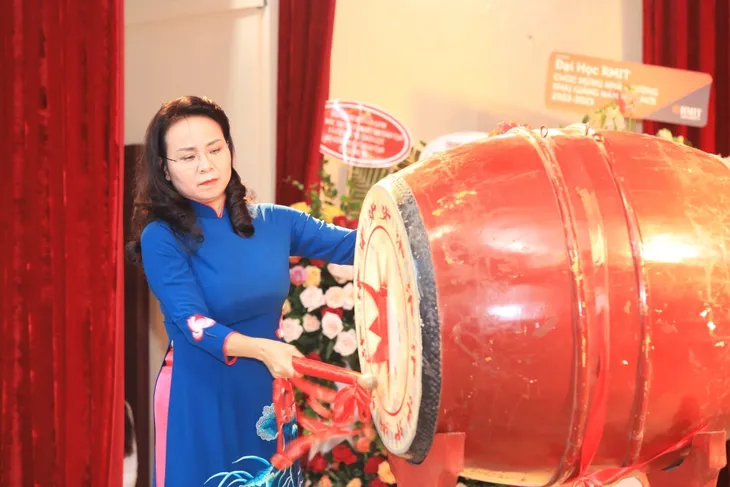 Học sinh cả nước nô nức đến trường khai giảng năm học mới - Ảnh 10. Học sinh cả nước nô nức đến trường khai giảng năm học mới - Ảnh 10.