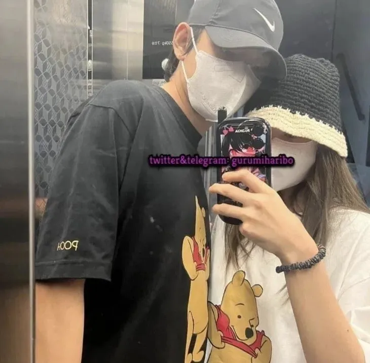 Rộ tin V (BTS) và Jennie (BLACKPINK) ẩn ý công khai hẹn hò? - Ảnh 1. Rộ tin V (BTS) và Jennie (BLACKPINK) ẩn ý công khai hẹn hò? - Ảnh 1.