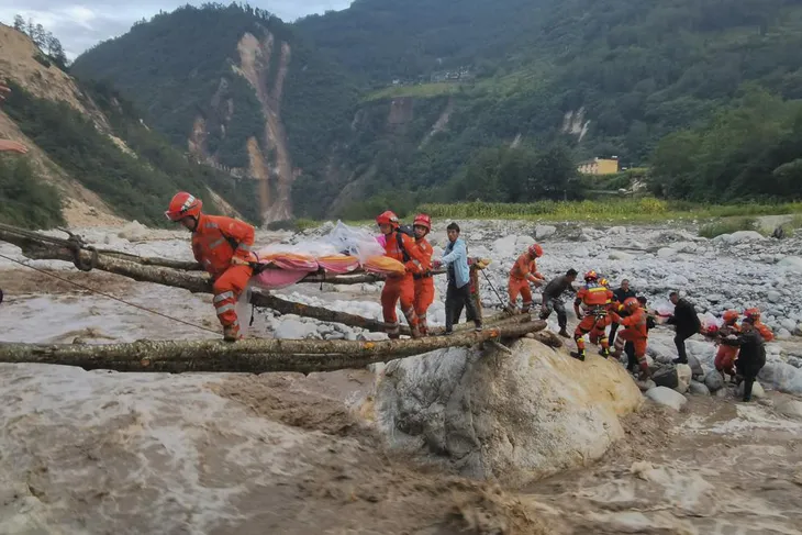 Trung Quốc chạy đua với thời gian tìm kiếm người mắc kẹt trong động đất tại Tứ Xuyên - Ảnh 1. Trung Quốc chạy đua với thời gian tìm kiếm người mắc kẹt trong động đất tại Tứ Xuyên - Ảnh 1.