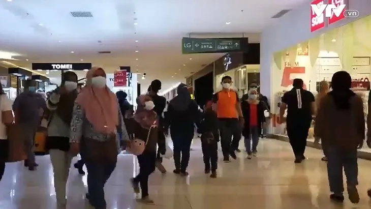 Malaysia dỡ bỏ quy định bắt buộc đeo khẩu trang trong nhà - Ảnh 1. Malaysia dỡ bỏ quy định bắt buộc đeo khẩu trang trong nhà - Ảnh 1.