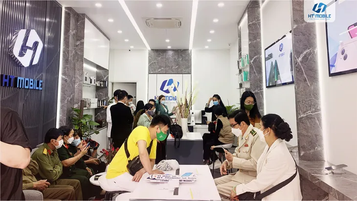 iPhone 14 series tại HT Mobile được nhiều khách hàng mong chờ - Ảnh 2.