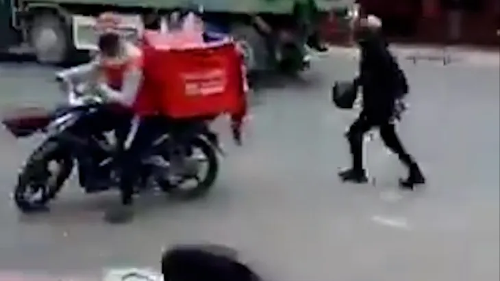 Đồng Nai: Truy tìm đối tượng nghi dùng súng cướp ngân hàng - Ảnh 2. Đồng Nai: Truy tìm đối tượng nghi dùng súng cướp ngân hàng - Ảnh 2.