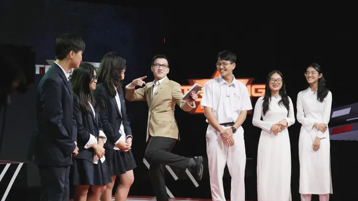 MC Trần Ngọc cực lầy lội trong Trường Teen - Ảnh 2. MC Trần Ngọc cực lầy lội trong Trường Teen - Ảnh 2.