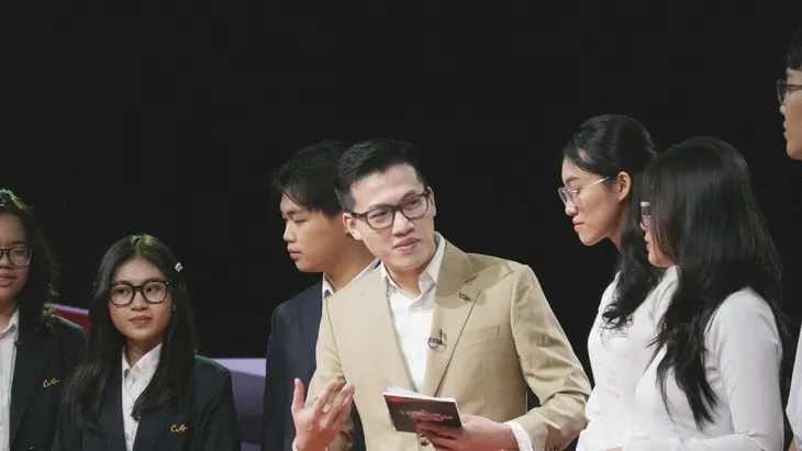 MC Trần Ngọc cực lầy lội trong Trường Teen - Ảnh 3. MC Trần Ngọc cực lầy lội trong Trường Teen - Ảnh 3.