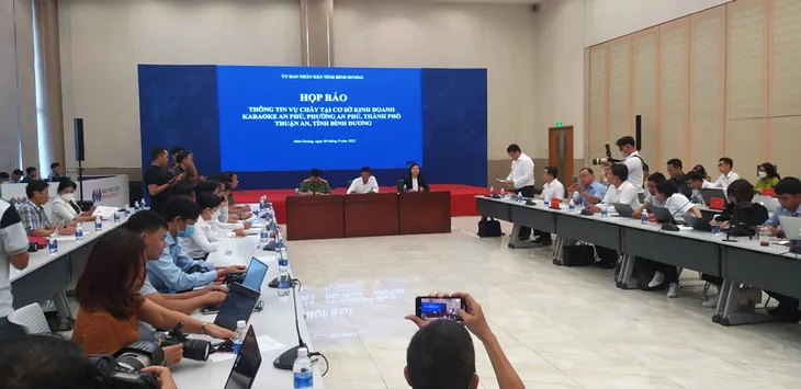 Bình Dương họp báo thông tin vụ cháy quán karaoke làm hơn 30 người chết - Ảnh 1. Bình Dương họp báo thông tin vụ cháy quán karaoke làm hơn 30 người chết - Ảnh 1.