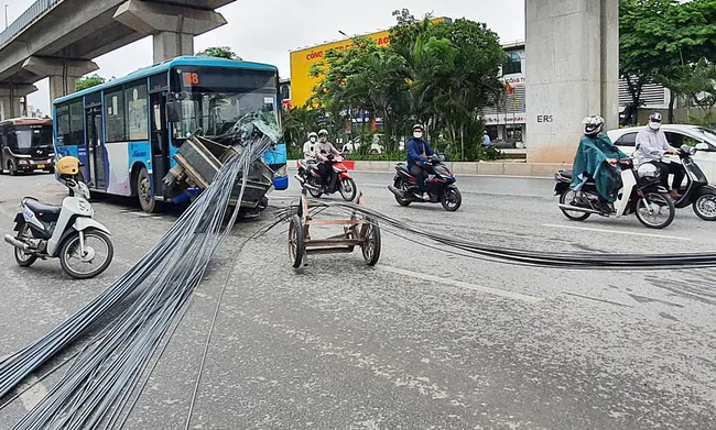 CSGT Hà Nội xử lý việc giả danh thương binh điều khiển xe ba, bốn bánh tự chế - Ảnh 2. CSGT Hà Nội xử lý việc giả danh thương binh điều khiển xe ba, bốn bánh tự chế - Ảnh 2.