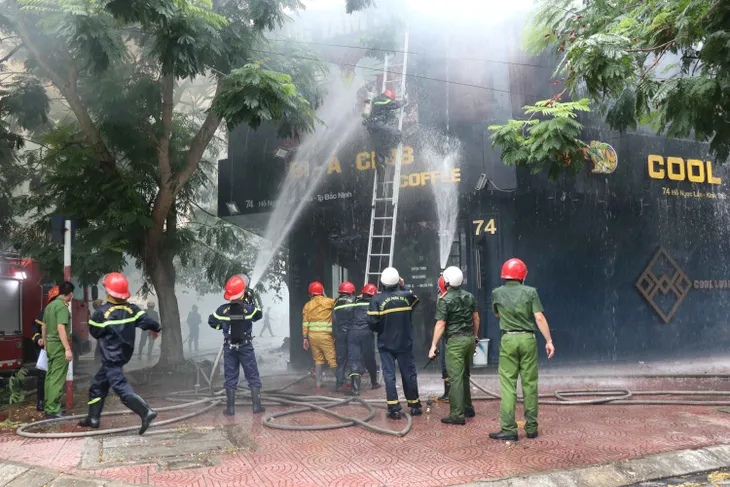 Dập tắt đám cháy tại quán Bi-A Club ở Bắc Ninh - Ảnh 2. Dập tắt đám cháy tại quán Bi-A Club ở Bắc Ninh - Ảnh 2.
