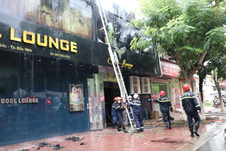 Dập tắt đám cháy tại quán Bi-A Club ở Bắc Ninh - Ảnh 4. Dập tắt đám cháy tại quán Bi-A Club ở Bắc Ninh - Ảnh 4.