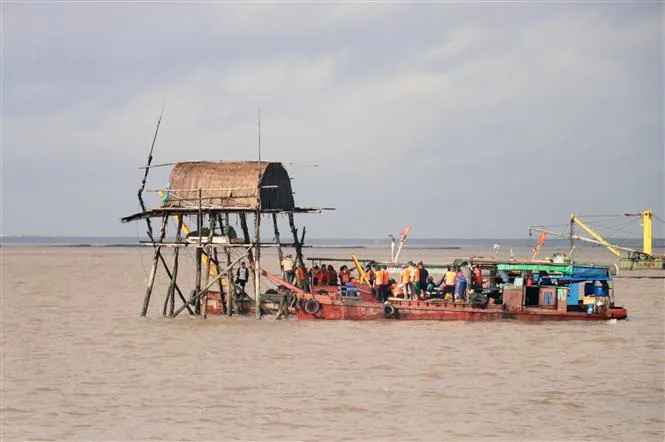 Hải Phòng tổ chức cưỡng chế 12 hộ dân nuôi ngao tại quận Hải An - Ảnh 2. Hải Phòng tổ chức cưỡng chế 12 hộ dân nuôi ngao tại quận Hải An - Ảnh 2.