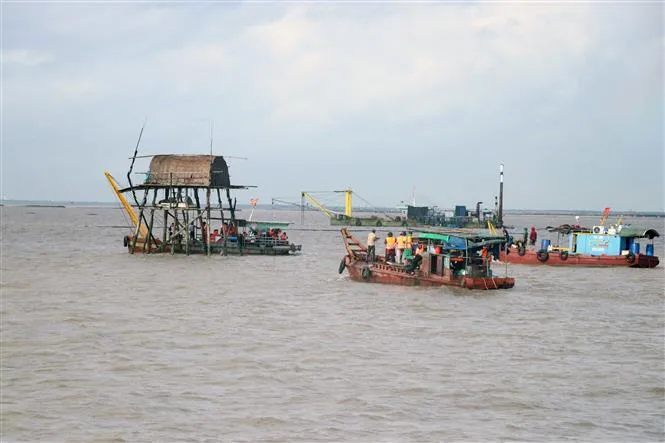 Hải Phòng tổ chức cưỡng chế 12 hộ dân nuôi ngao tại quận Hải An - Ảnh 3. Hải Phòng tổ chức cưỡng chế 12 hộ dân nuôi ngao tại quận Hải An - Ảnh 3.