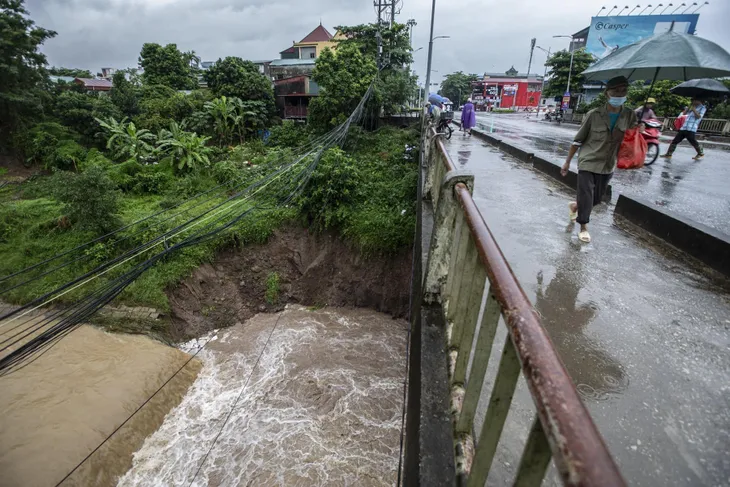 Thủ tướng chỉ đạo chủ động ứng phó, khắc phục hậu quả mưa lũ - Ảnh 2. Thủ tướng chỉ đạo chủ động ứng phó, khắc phục hậu quả mưa lũ - Ảnh 2.