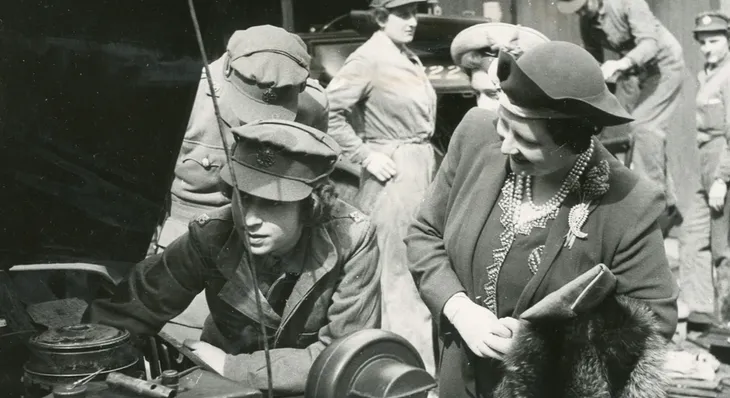 Nữ hoàng Anh Elizabeth II: Nhân chứng lịch sử của những thăng trầm thế giới - Ảnh 2. Nữ hoàng Anh Elizabeth II: Nhân chứng lịch sử của những thăng trầm thế giới - Ảnh 2.
