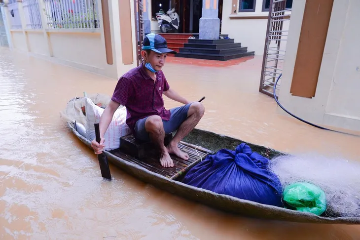 Lũ tràn về, người dân Chương Mỹ (Hà Nội) vất vả chạy lụt - Ảnh 1. Lũ tràn về, người dân Chương Mỹ (Hà Nội) vất vả chạy lụt - Ảnh 1.