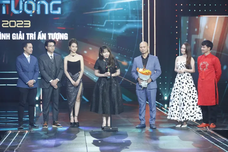 Nhà báo Long Vũ dành tặng giải thưởng VTV Awards 2022 cho mẹ - Ảnh 1. Nhà báo Long Vũ dành tặng giải thưởng VTV Awards 2022 cho mẹ - Ảnh 1.