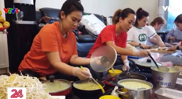 Bánh xèo Việt Nam lan tỏa yêu thương tại vùng Vịnh - Ảnh 1. Bánh xèo Việt Nam lan tỏa yêu thương tại vùng Vịnh - Ảnh 1.