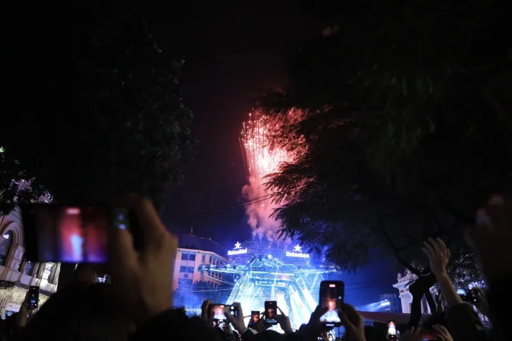 Người dân Thủ đô hứng khởi chào năm mới 2023 - Ảnh 5.