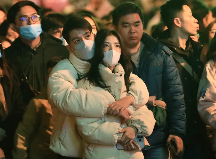 Người dân Thủ đô hứng khởi chào năm mới 2023 - Ảnh 1.