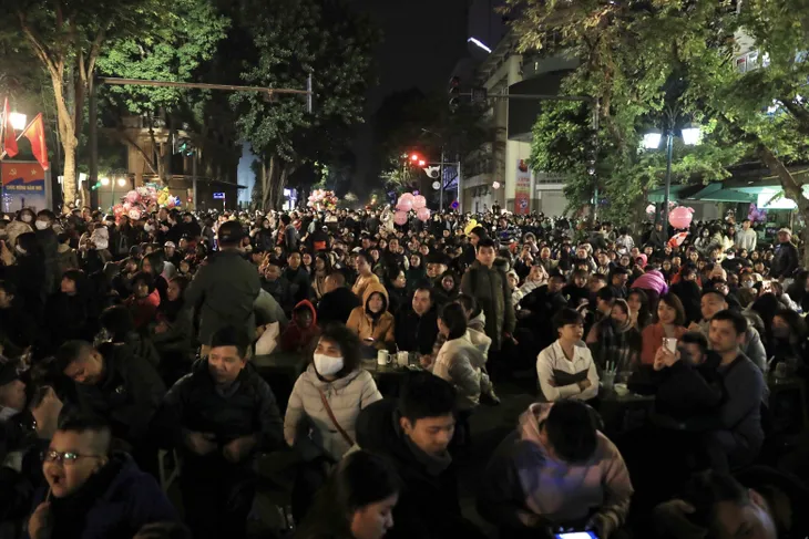 Người dân Thủ đô hứng khởi chào năm mới 2023 - Ảnh 2.