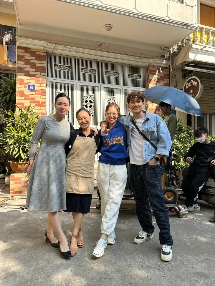 Phim trường tuần qua: Mạnh Trường gặp lại 2 mẹ, Đình Tú cực tình cảm với Thùy Anh - Ảnh 16. Phim trường tuần qua: Mạnh Trường gặp lại 2 mẹ, Đình Tú cực tình cảm với Thùy Anh - Ảnh 16.