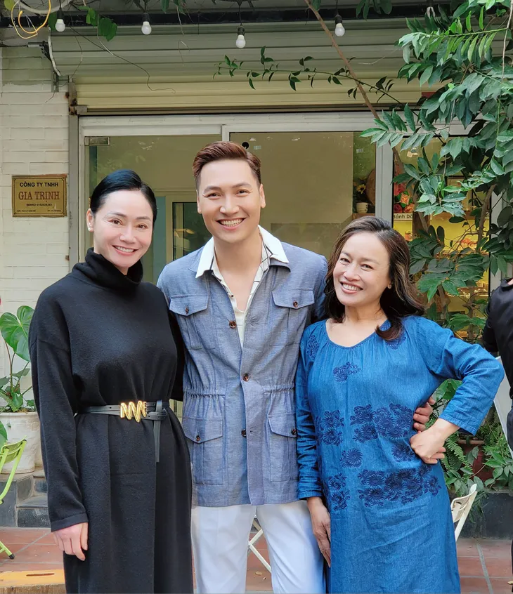 Phim trường tuần qua: Mạnh Trường gặp lại 2 mẹ, Đình Tú cực tình cảm với Thùy Anh - Ảnh 4. Phim trường tuần qua: Mạnh Trường gặp lại 2 mẹ, Đình Tú cực tình cảm với Thùy Anh - Ảnh 4.
