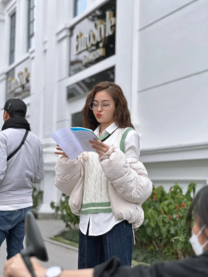 Phim trường tuần qua: Mạnh Trường gặp lại 2 mẹ, Đình Tú cực tình cảm với Thùy Anh - Ảnh 9. Phim trường tuần qua: Mạnh Trường gặp lại 2 mẹ, Đình Tú cực tình cảm với Thùy Anh - Ảnh 9.