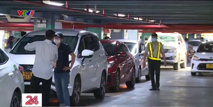 TP Hồ Chí Minh xử phạt phương tiện vi phạm khu vực sân bay Tân Sơn Nhất - Ảnh 2. TP Hồ Chí Minh xử phạt phương tiện vi phạm khu vực sân bay Tân Sơn Nhất - Ảnh 2.