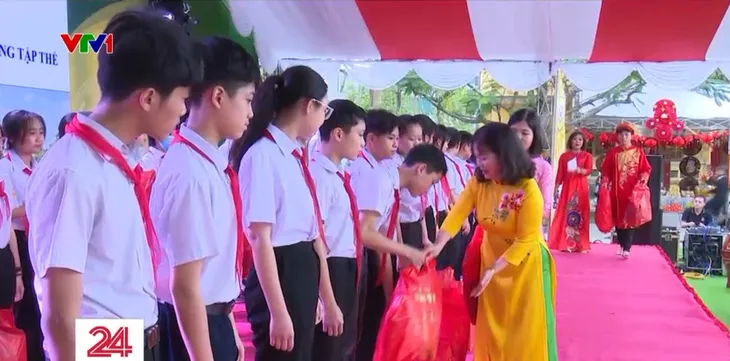 Xuân sẻ chia, Tết yêu thương với học sinh, giáo viên khó khăn - Ảnh 6. Xuân sẻ chia, Tết yêu thương với học sinh, giáo viên khó khăn - Ảnh 6.
