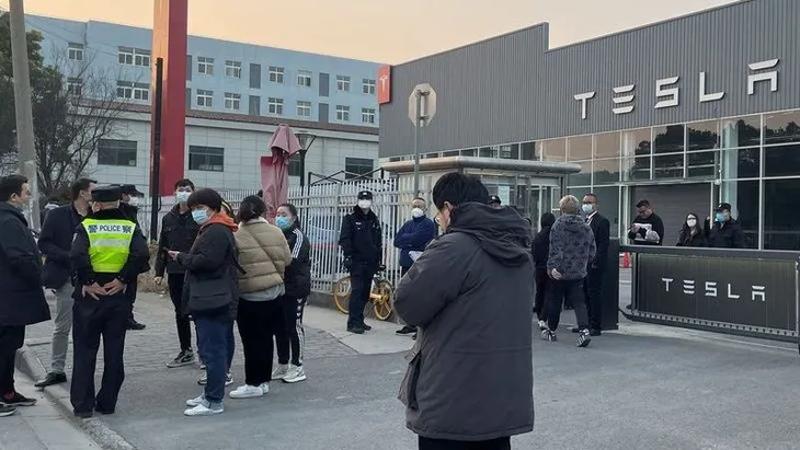 Khách hàng bức xúc vì Tesla liên tục giảm giá xe - Ảnh 1. Khách hàng bức xúc vì Tesla liên tục giảm giá xe - Ảnh 1.