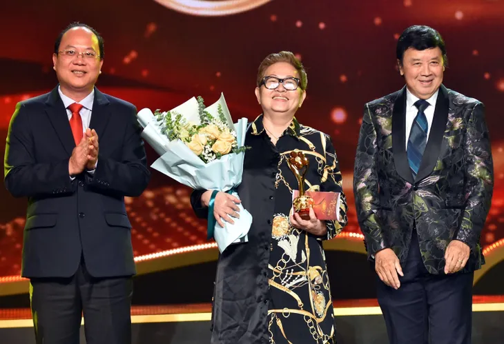 Nhan Phúc Vinh - Ninh Dương Lan Ngọc nhận giải Diễn viên điện ảnh được yêu thích - Ảnh 2. Nhan Phúc Vinh - Ninh Dương Lan Ngọc nhận giải Diễn viên điện ảnh được yêu thích - Ảnh 2.