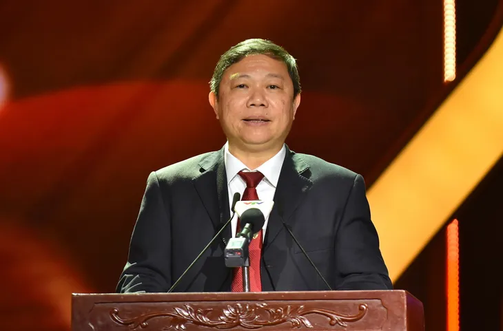 Nhan Phúc Vinh - Ninh Dương Lan Ngọc nhận giải Diễn viên điện ảnh được yêu thích - Ảnh 1. Nhan Phúc Vinh - Ninh Dương Lan Ngọc nhận giải Diễn viên điện ảnh được yêu thích - Ảnh 1.