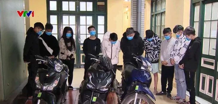Hà Nội: Bắt giữ nhóm tội phạm thiếu niên đập phá, trộm cắp gương ô tô - Ảnh 1.