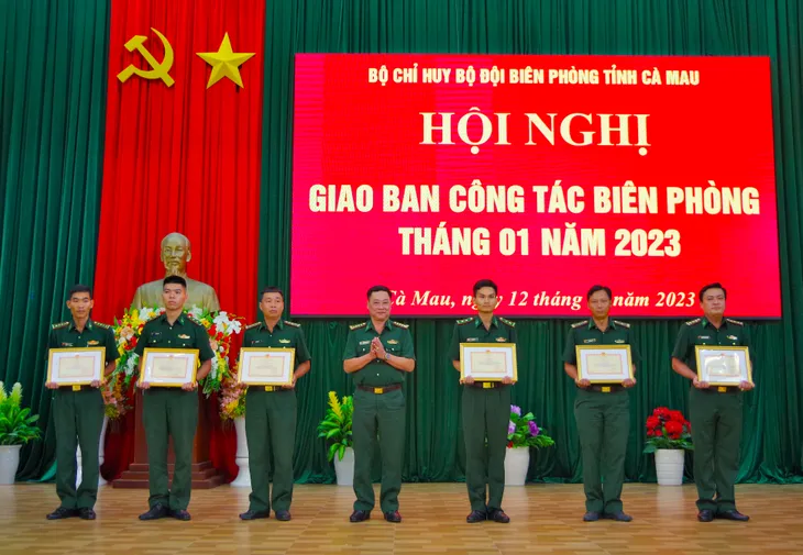 Bộ đội biên phòng Cà Mau phát hiện, bắt giữ hàng loạt vụ mua bán dầu lậu trên biển - Ảnh 2. Bộ đội biên phòng Cà Mau phát hiện, bắt giữ hàng loạt vụ mua bán dầu lậu trên biển - Ảnh 2.