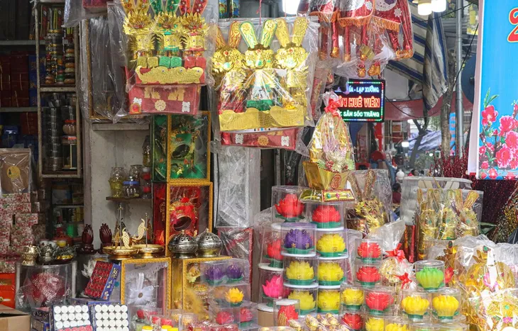 Sôi động thị trường phục vụ lễ cúng ông Công, ông Táo - Ảnh 1. Sôi động thị trường phục vụ lễ cúng ông Công, ông Táo - Ảnh 1.