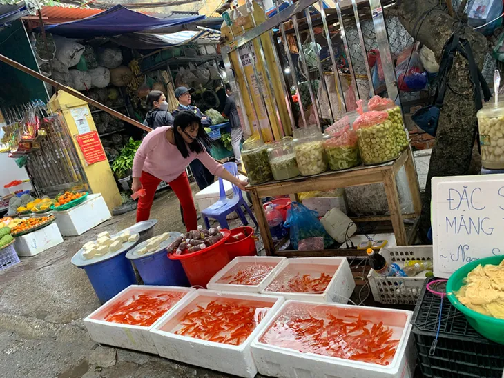 Sôi động thị trường phục vụ lễ cúng ông Công, ông Táo - Ảnh 2. Sôi động thị trường phục vụ lễ cúng ông Công, ông Táo - Ảnh 2.