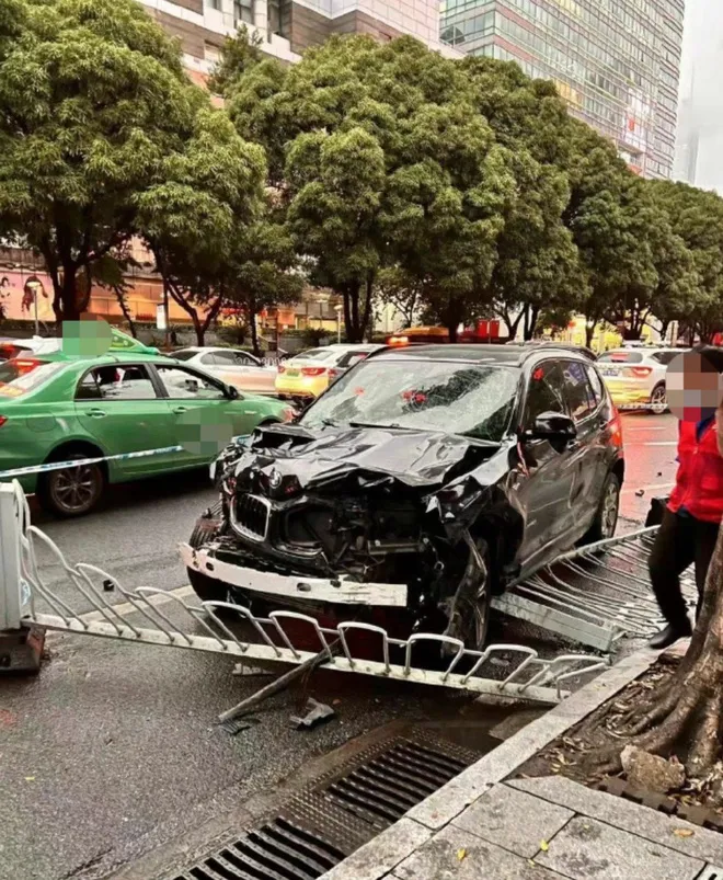 Lao xe vào đám đông tại Quảng Châu (Trung Quốc) - Ảnh 2. Lao xe vào đám đông tại Quảng Châu (Trung Quốc) - Ảnh 2.