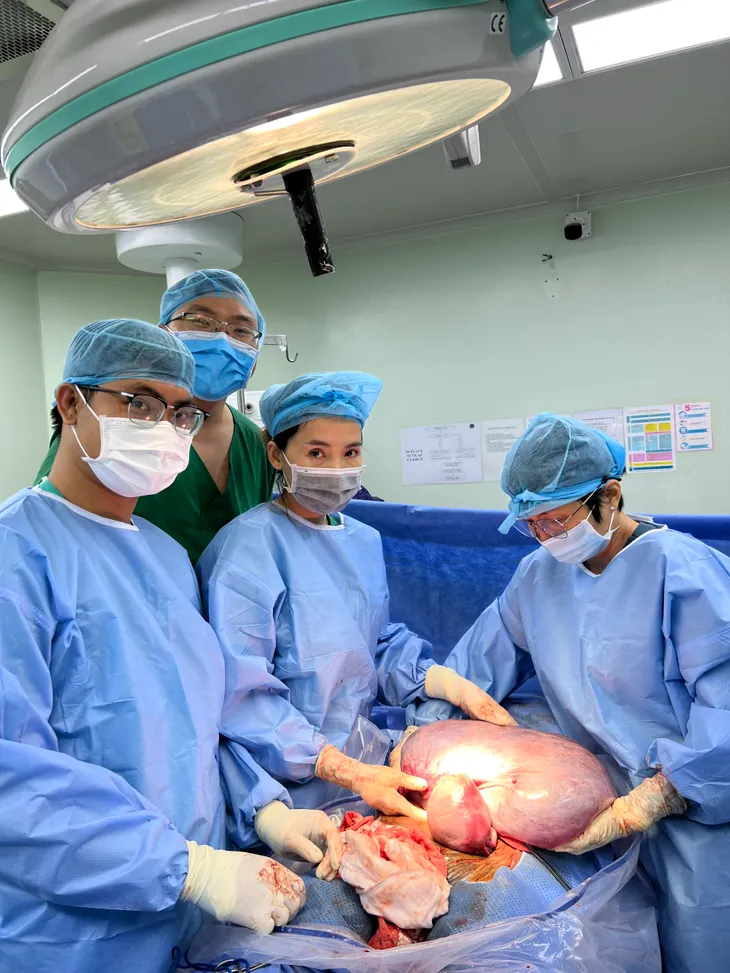 Cùng lúc phẫu thuật lấy thai và cắt khối u nặng 8kg cho một sản phụ - Ảnh 1. Cùng lúc phẫu thuật lấy thai và cắt khối u nặng 8kg cho một sản phụ - Ảnh 1.
