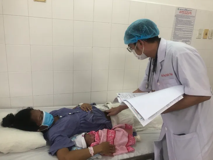 Cùng lúc phẫu thuật lấy thai và cắt khối u nặng 8kg cho một sản phụ - Ảnh 2. Cùng lúc phẫu thuật lấy thai và cắt khối u nặng 8kg cho một sản phụ - Ảnh 2.