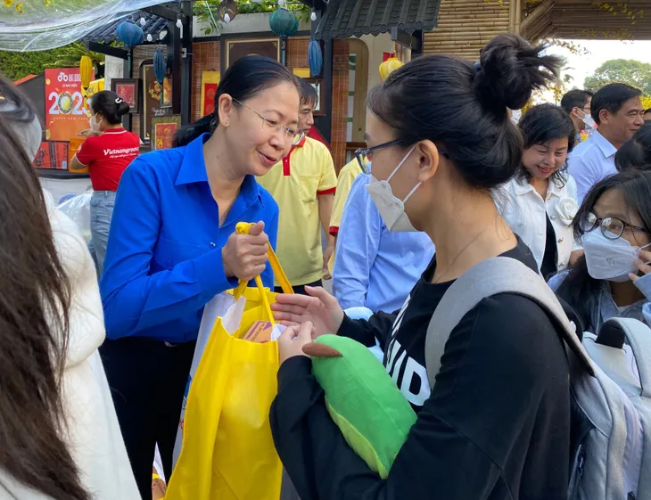 “Chuyến xe mùa xuân” đưa hàng nghìn sinh viên, người lao động về quê ăn Tết - Ảnh 1. “Chuyến xe mùa xuân” đưa hàng nghìn sinh viên, người lao động về quê ăn Tết - Ảnh 1.