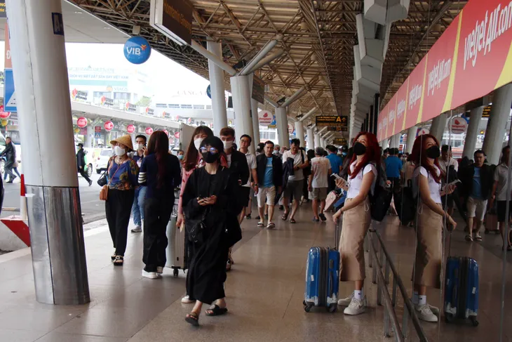 Bà con Việt kiều về quê đón Tết Quý Mão 2023 - Ảnh 1. Bà con Việt kiều về quê đón Tết Quý Mão 2023 - Ảnh 1.