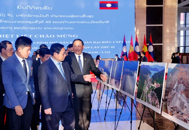 Thủ tướng Phạm Minh Chính và Thủ tướng Lào tham quan triển lãm ảnh về thành tựu kinh tế hai nước - Ảnh 1. Thủ tướng Phạm Minh Chính và Thủ tướng Lào tham quan triển lãm ảnh về thành tựu kinh tế hai nước - Ảnh 1.