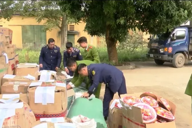 Thu giữ hàng nghìn hộp mứt Tết không rõ nguồn gốc - Ảnh 2. Thu giữ hàng nghìn hộp mứt Tết không rõ nguồn gốc - Ảnh 2.