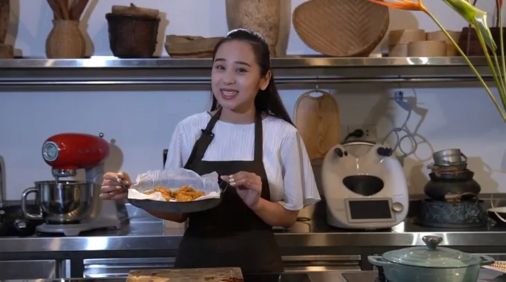 MC Tuyết Ngân trổ tài làm tôm chiên trứng muối - Ảnh 3. MC Tuyết Ngân trổ tài làm tôm chiên trứng muối - Ảnh 3.