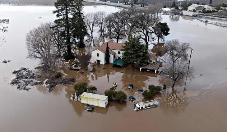 Mỹ cảnh báo lũ lụt nguy hiểm tại bang California khi bão mới xuất hiện - Ảnh 1. Mỹ cảnh báo lũ lụt nguy hiểm tại bang California khi bão mới xuất hiện - Ảnh 1.