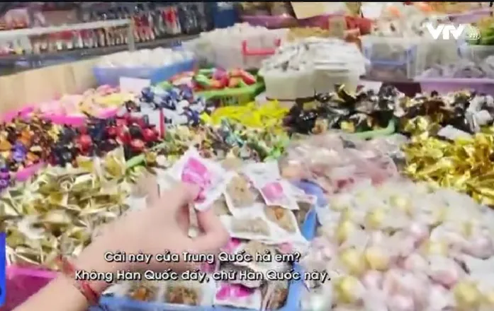 Thị trường bánh kẹo Tết: Tràn lan hàng ngoại không nhãn mác - Ảnh 2. Thị trường bánh kẹo Tết: Tràn lan hàng ngoại không nhãn mác - Ảnh 2.