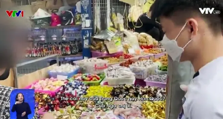 Thị trường bánh kẹo Tết: Tràn lan hàng ngoại không nhãn mác - Ảnh 1. Thị trường bánh kẹo Tết: Tràn lan hàng ngoại không nhãn mác - Ảnh 1.