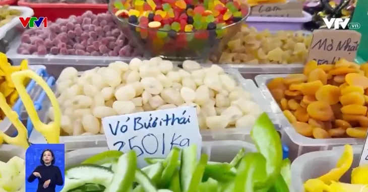Thị trường bánh kẹo Tết: Tràn lan hàng ngoại không nhãn mác - Ảnh 3. Thị trường bánh kẹo Tết: Tràn lan hàng ngoại không nhãn mác - Ảnh 3.