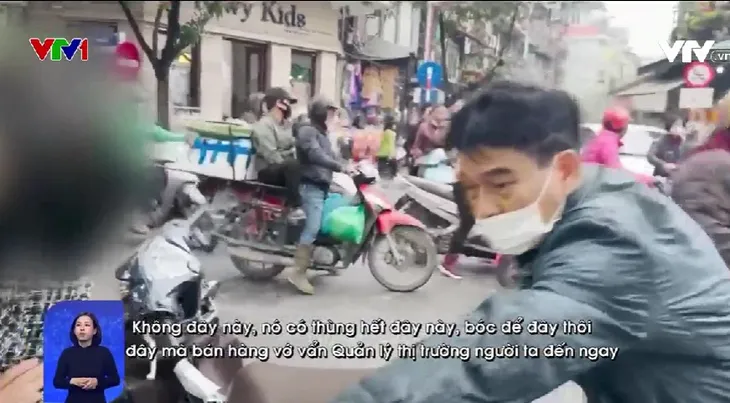 Thị trường bánh kẹo Tết: Tràn lan hàng ngoại không nhãn mác - Ảnh 4. Thị trường bánh kẹo Tết: Tràn lan hàng ngoại không nhãn mác - Ảnh 4.